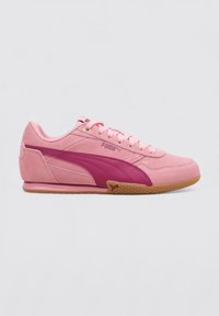 Zapatillas de ante rosa con detalles en cuero rosa oscuro y cordones rosa claro. Cuentan con una suela de goma color chicle y un logo en el lateral.