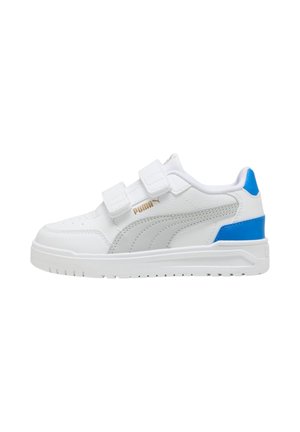 Scarpe atletiche bianche con dettagli blu, cinturini in velcro, parte superiore testurizzata e suola in gomma. Presentano un logo Puma argentato sul lato.