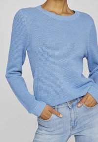 Hellblau gestrickter Pullover mit Rundhalsausschnitt, langen Ärmeln und gerippten Manschetten. Verfügt über ein strukturiertes Muster im gesamten Stoff.