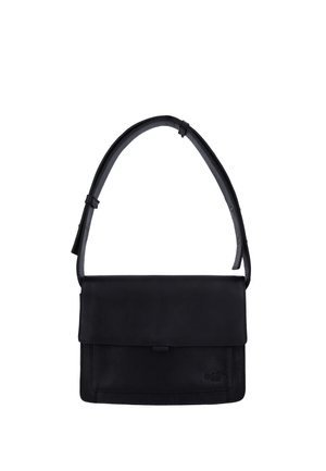 Schwarze rechteckige Lederschultertasche mit Klappverschluss und verstellbarem Träger vor weißem Hintergrund.