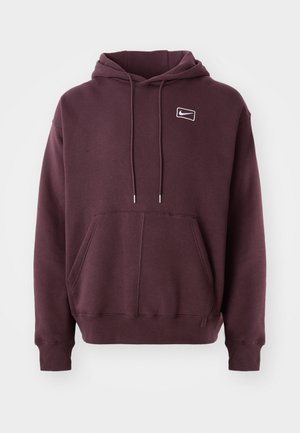 Haut à capuche bordeaux en mélange de coton, doté d'une poche avant, d'une capuche avec cordon de serrage, et d'un logo blanc sur la poitrine. Poignets et ourlet côtelés.