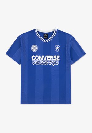 Blaues Kurzarmtrikot mit V-Ausschnitt, vertikalen Streifen, weißen Akzenten und dem Aufdruck "Converse Athletic Dept." auf der Vorderseite.