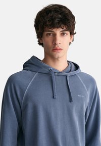 GANT SUNFADED - Mikina s kapucí - shadow blue