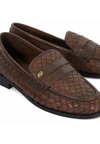 Bruine leren loafers met een gevlochten textuur, met een gouden logo-accent en een zwarte rubberen zool. Lage snit met een gladde binnenvoering.