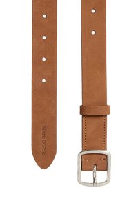 Leren riem in een tan kleur met een gladde textuur, zilveren metalen gesp en meerdere gaten voor verstelbare maat. Gegraveerde merknaam zichtbaar.