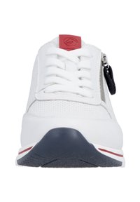 Sneaker bianca con tomaia testurizzata, dotata di lacci e cerniera laterale. Accento rosso sulla linguetta, suola in gomma scura con strisce bianche e rosse.