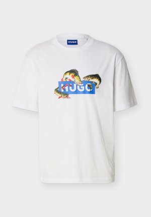 Weißes Kurzarm-T-Shirt mit blauem "HUGO"-Logo und drei bunten Fischgrafiken um das Logo auf der Vorderseite.