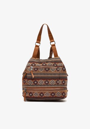 Látková kabelka přes rameno s hnědými koženými popruhy, zdobená geometrickým vzorem diamantů v přírodních tónech, s kapsami na zip a tkanou texturou.