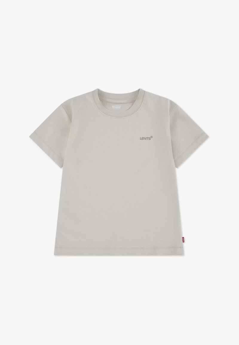 Ανοιχτό γκρι κοντομάνικο T-shirt από βαμβάκι, με μικρό καφέ λογότυπο Levi's στο στήθος. Απλός σχεδιασμός με στρογγυλή λαιμόκοψη και ίσια ρέλι.