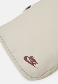 Nike Sportswear HERITAGE CROSSBODY UNISEX - Mala a tiracolo - stone/stone/bronze eclipse