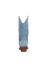 Bota vaquera de ante azul claro con costuras decorativas, punta puntiaguda y un tacón robusto marrón. Cuenta con presillas para facilitar su uso.