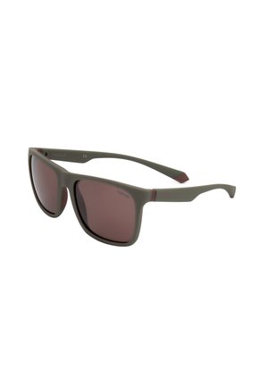 Occhiali da sole rettangolari verde opaco con lenti marrone scuro e aste leggermente curve con un piccolo logo sulla montatura.