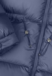 Marineblauw pufferjack met een gladde, glanzende afwerking. Voorzien van een ritssluiting, trekkoordtoggles en drukknoppen op de manchetten.