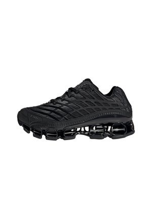 Schwarzer Sportschuh mit strukturiertem Obermaterial und einzigartiger segmentierter Sohle, die für Dämpfung und Flexibilität entwickelt wurde, seitlich dargestellt.