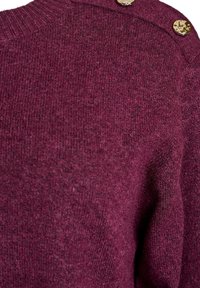 Maglione girocollo bordeaux con finitura testurizzata, caratterizzato da bottoni con tonificazione dorata sulla spalla. Tessuto morbido con collo e polsini a coste.