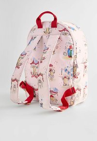 Ružový batoh s farebnými ilustráciami zvierat, červenými popruhami a hornou rukoväťou. Má zaoblený tvar a dve bočné vrecká.