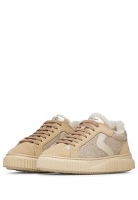 Beige sneakers met een geweven wol bovenkant, leren accenten en een zachte binnenvoering. Groefachtige crèmekleurige rubberen zool. Platte veters in bijpassende kleur.