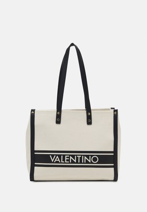 Borsa tote in tela beige con dettagli in pelle nera, che presenta il logo "VALENTINO" e due robuste cinghie nere per il trasporto.