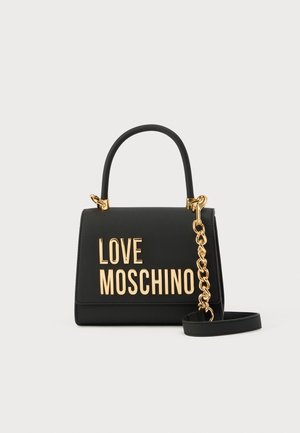 Melna mākslīgās ādas rokassoma ar strukturētu dizainu, zelta krāsas metāla detaļām un uzrakstu "LOVE MOSCHINO" uz priekšpuses.
