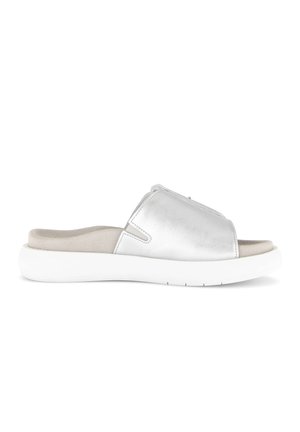 Sandale à enfiler en cuir argenté avec une semelle intérieure beige rembourrée et une semelle extérieure épaisse en caoutchouc blanc, design à bout ouvert et sans talon.