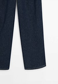 Dunkelblaue gerade geschnittene Denim-Jeans, die von der Mitte des Oberschenkels bis zum Saum vor einem weißen Hintergrund gezeigt werden.