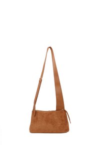 Borsa a spalla in suede beige con una lunga tracolla in pelle piatta, forma rettangolare, chiusura con zip e finitura liscia, accentuata da un design minimalista.
