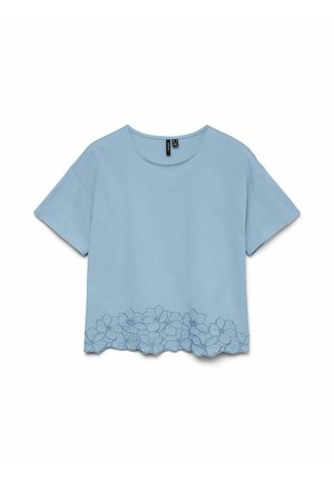 Blouse bleu clair à manches courtes avec encolure ronde et broderie florale le long de l'ourlet, présentant des fleurs ressemblant à des marguerites dans un fil assorti.