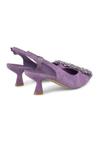 Zapatos de tacón tipo slingback en ante morado, con un tacón bloque de altura media y con un detalle decorativo de cuentas en la puntera.