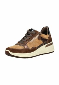 Baskets en daim marron et beige avec semelle blanche épaisse, lacets marron foncé, fermeture éclair latérale et détail talon en cuir verni noir.