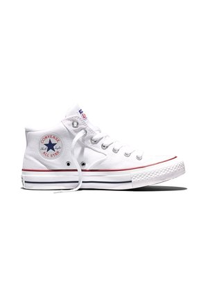 Białe wysokie trampki Converse Chuck Taylor All Star z niebieskim logo gwiazdy, białymi sznurówkami oraz czerwoną i czarną paskiem na podeszwie.