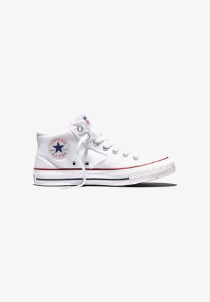 Baskets montantes blanches Converse Chuck Taylor All Star avec logo étoile bleu, lacets blancs et bande rouge et noire sur la semelle.