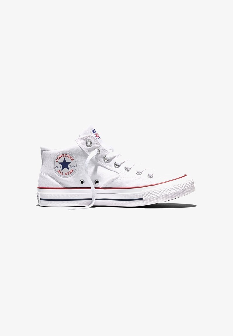 Baskets montantes blanches Converse Chuck Taylor All Star avec logo étoile bleu, lacets blancs et bande rouge et noire sur la semelle.