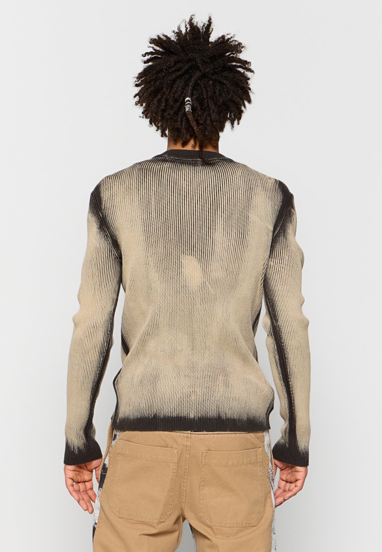 Strickpullover mit einem Farbverlauf von hellbeige bis schwarz, geripptem Struktur und enganliegenden langen Ärmeln.