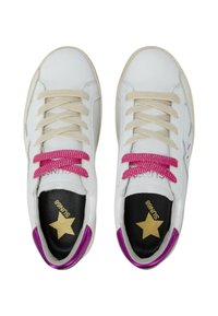 Sneakers bianchi in pelle con lacci rosa e beige, soletta nera con dettagli dorati a forma di stella e tallone viola a contrasto.