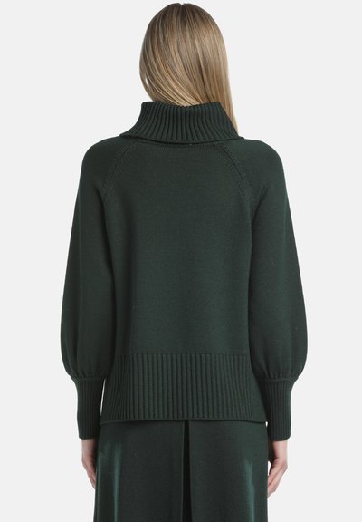 Pulover tricotat de culoare verde închis, cu un guler înalt și striat, mâneci bufante și tiv striat. Textură netedă, cu o siluetă ajustată a corpului.