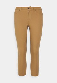Pantalones hasta el tobillo en color marrón claro, confeccionados en tejido elástico, con cierre de cremallera, pasadores para cinturón y bolsillos frontales. Textura suave con un diseño minimalista.