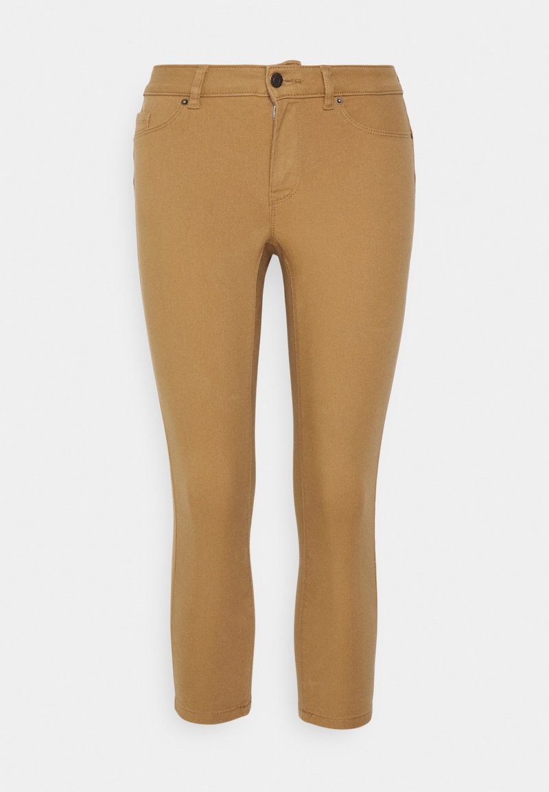 Pantalones hasta el tobillo en color marrón claro, confeccionados en tejido elástico, con cierre de cremallera, pasadores para cinturón y bolsillos frontales. Textura suave con un diseño minimalista.