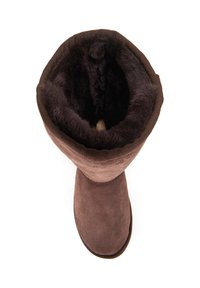 Hnědá semišová bota s měkkým, nadýchaným vnitřním podšívkou. Má kulatou špičku a vysoký svršek s přehnutým lemem na vršku.