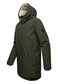 Jachetă verde măsliniu cu glugă, cu un interior moale din fleece, cu fermoar în față, două buzunare laterale și o pată din material pe mânecă.