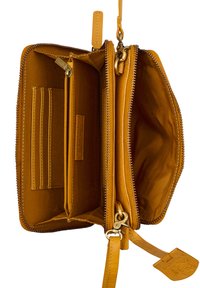 Geel leren portemonnee met een ritssluiting, meerdere kaartsleuven en vakken. Beschikt over een afneembare polsband en een zachte binnenvoering.