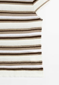 Stickad topp med horisontella ränder i kräm, brunt och taupe. Bred kort ärm och textil med ribbad struktur med öppna stickade partier.