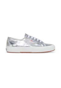 Sneaker in tela metallica argento con suola in gomma bianca, dotata di lacci bianchi, un piccolo logo rosso e blu e un accentuazione testurizzata sul tallone.