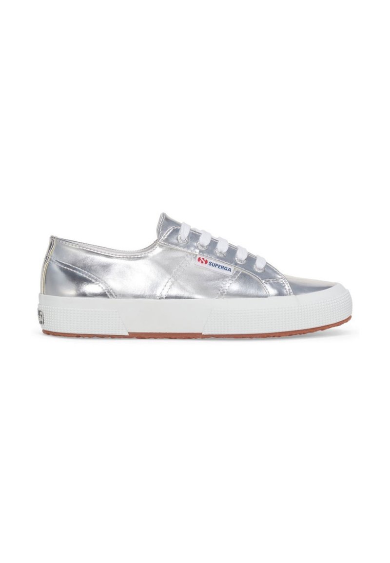 Sneaker in tela metallica argento con suola in gomma bianca, dotata di lacci bianchi, un piccolo logo rosso e blu e un accentuazione testurizzata sul tallone.