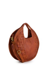 Braune Ledertasche mit runder Form, strukturiertem, gewebtem Detail auf einer Seite und einem abnehmbaren Riemen mit Schnalle. Glatte Oberfläche auf der Vorderseite.