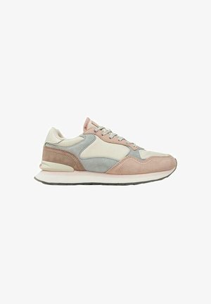 Sneaker caratterizzata da un mix di suede e pelle in rosa pallido, grigio e bianco sporco, con una robusta suola intermedia bianca e suola grigia. Include i lacci.