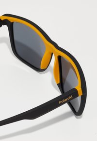 Polaroid PLD 2141/S - Ochelari de soare - matte black/yellow