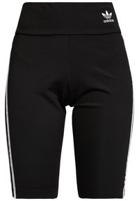 Schwarze Radshorts aus elastischem Material, mit einem breiten Bund und weißen Seitenstreifen sowie einem Adidas-Logo am Bund.