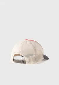 Καπέλο baseball με κρεμ δίχτυ στην πίσω πλευρά, ρυθμιζόμενο πλαστικό λουράκι, μαύρο γείσο και κόκκινη μπροστινή επιφάνεια, φαίνεται από πίσω σε λευκό φόντο.