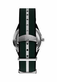 Timex-horloge met een groene stoffen band met witte strepen. Rond zilverkleurig kastje met een gestructureerde achterkant en een gepolijste gesp.