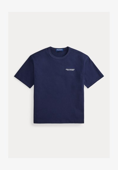 Μπλε ναυτικό βαμβακερό t-shirt με κοντά μανίκια. Διαθέτει λευκό λογότυπο "POLO SPORT" στο αριστερό στήθος. Κλασικός στρογγυλός λαιμός και κανονική εφαρμογή.
